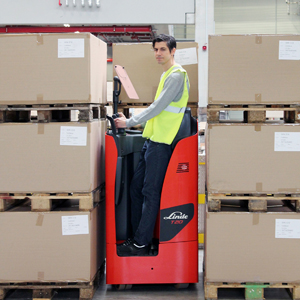 foto noticia Linde Material Handling lanza sus nuevos vehículos de conductor incorporado.